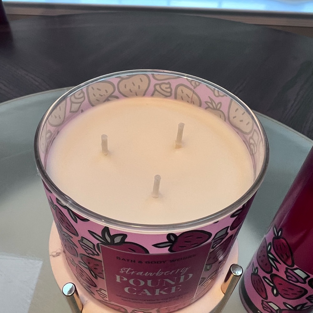 Bath & Body Works Strawberry Pound Cake 3 Wick Candle/FFM NWT - Picture 3 of 3
